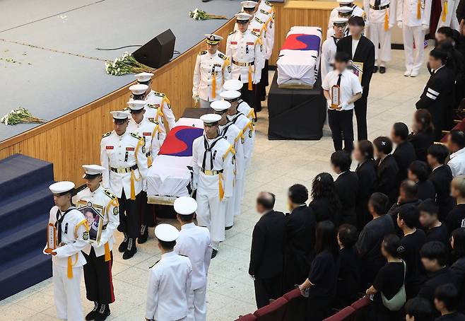 1일 경북 포항시 해군 항공사령부 강당에서 '해군 P-3CK 917호기 순직자 영결식'이 엄수되고 있다. /연합뉴스