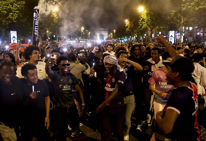 파리에서 열린 파리 생제르맹과 인터 밀란의 챔피언스리그 결승전 이후, PSG 팬들이 승리를 축하하고 있다./EPA 연합뉴스