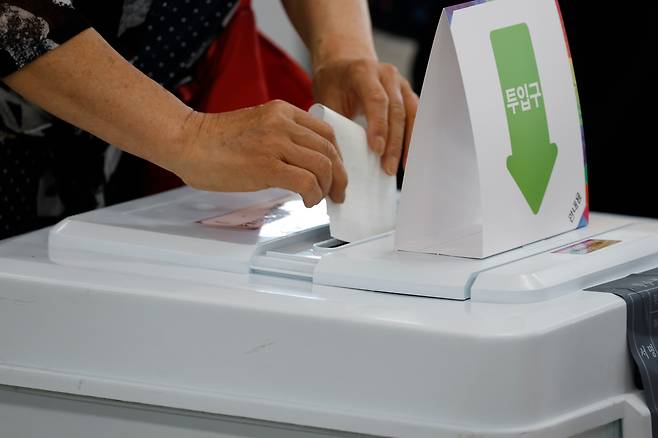 제21대 대통령 선거 사전투표 둘째날인 30일 광주시 광산구 운남동 사전투표소에서 유권자들이 한 표를 행사하고 있다 / 뉴스1