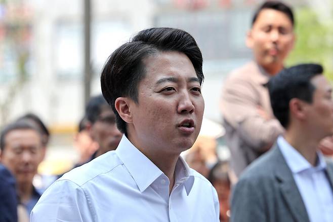 이준석 개혁신당 대통령 후보가 제21대 대통령선거 사전투표 첫날인 5월29일 낮 경기 성남시 분당구 판교테크노벨리에서 유세를 마친 뒤 백브리핑을 하고 있다. 김영원 기자 forever@hani.co.kr