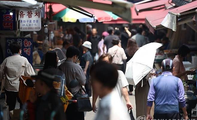 지난 28일 서울 남대문시장에서 시민들이 발걸음을 옮기고 있다. 연합뉴스
