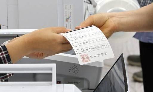 제21대 대통령선거 사전투표 첫날인 29일 오전 경기 화성시 동탄9동 행정복지센터에서 유권자들이 투표용지를 받고 있다. 김영원 기자