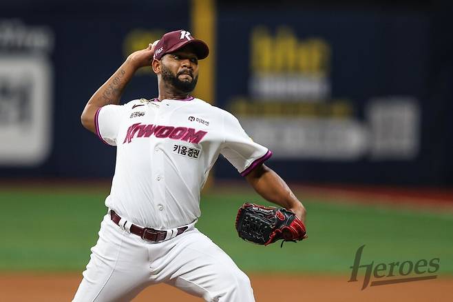 키움 히어로즈 선발 투수 라울 알칸타라가 1일 서울 고척스카이돔에서 열린 2025 KBO리그 두산 베어스와 홈경기에서 역투하고 있다. 키움 히어로즈 제공