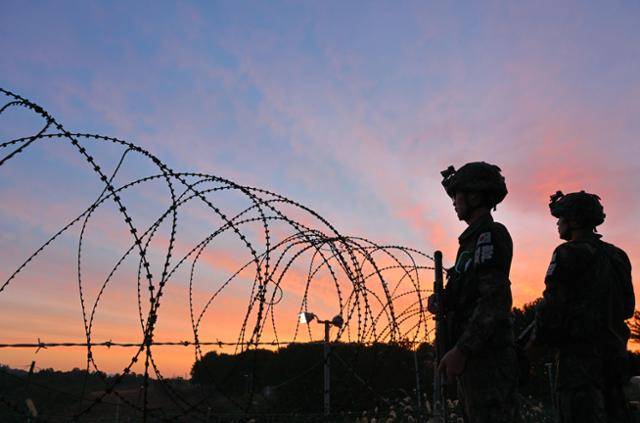 경기 연천군 육군 제5보병사단 GOP 부대에서 장병들이 동이 트는 새벽까지 북쪽을 응시하면서 경계를 늦추지 않고 있다. 연천=왕태석 선임기자