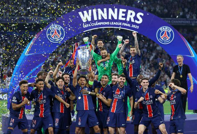 파리 생제르맹(PSG)의 이강인(왼쪽 세 번째부터)과 '캡틴' 마르키뉴스, 아슈라프 하키미 등이 1일 독일 뮌헨의 알리안츠 아레나에서 열린 인터 밀란과의 2024~25시즌 유럽축구연맹(UEFA) 챔피언스리그(UCL) 결승전에서 우승한 뒤 트로피를 들어 올리며 기뻐하고 있다. 뮌헨=로이터 연합뉴스
