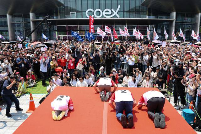 김문수 국민의힘 대선 후보가 1일 서울 강남구 코엑스 동문 앞에서 열린 유세에서 지지를 호소하고 있다. 연합뉴스