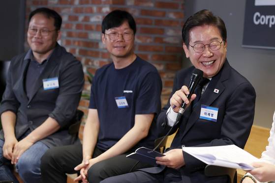 더불어민주당 이재명 대선후보가 29일 서울 성동구 메리히어에서 열린 '혁신성장의 씨앗, 스타트업 레벨업!' 간담회에서 소셜 및 스타트업 기업 대표들과 대화하고 있다. 연합뉴스