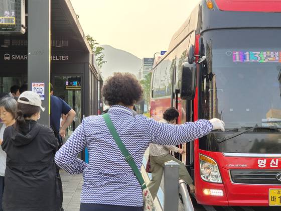 시내버스 노조가 파업에 돌입한 지난달 28일 오전 7시30분쯤 경남 창원시 성산구 한 버스 정류소에 긴급 수송버스가 들어오자, 한 시민이 손을 흔들며 버스를 향해 달려가고 있다. 시내버스가 시내 유일한 대중교통수단인 창원에선 이날 노조 파업으로 첫 차부터 669대(95%) 시내버스가 운행을 멈췄다. 안대훈 기자