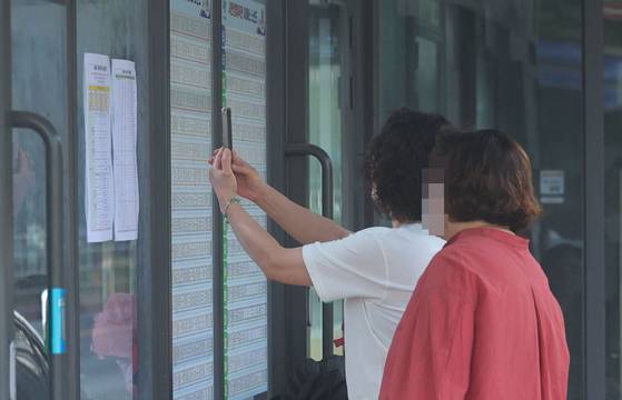 창원 시내버스 파업...정류장 임시 시간표 보는 시민들 (창원=연합뉴스) 정종호 기자 = 경남 창원지역 시내버스가 파업에 돌입한 28일 오전 창원 성산구 시민생활체육관 정류장에서 시민들이 임시 버스 시간표를 들여다보고 있다. 2025.5.28 jjh23@yna.co.kr (끝) 〈저작권자(c) 연합뉴스, 무단 전재-재배포, AI 학습 및 활용 금지〉