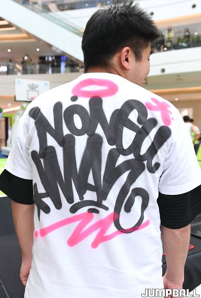 ▲덕분에 '농구맨'도 커스터마이징 티셔츠를 하나 장만했다. 농구맨 특유의 날것의 느낌을 잘 살려주신 디자인인 것 같다. 티셔츠 질도 너무 좋고, 프린팅 질도 너무 좋아서 대만족이다.