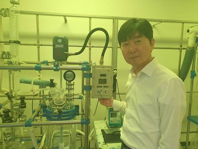 이동훈 켐트로스 대표가 연구 실험실을 소개하고 있다. 안산=윤현주 기자