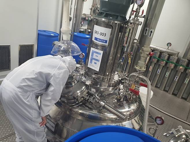 김현원 기장이 반도체 소재 정제 작업을 하고 있다. 안산=윤현주 기자