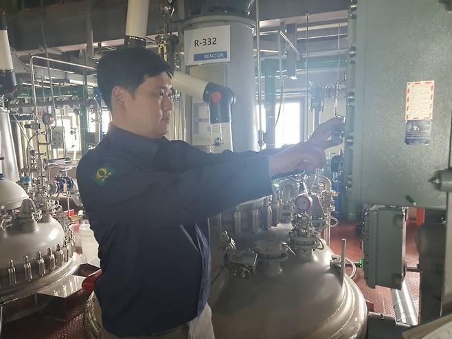 김성훈 과장이 반도체 소재 생산 장비를 점검하고 있다. 안산=윤현주 기자