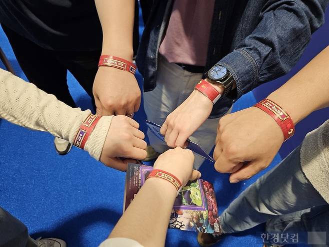 지난 27일 오후 서울 성동구 PNSFP에서 쿠키런 세계관을 테마로 한 방탈출 체험형 전시 '쿠키런: 브레이크 이스케이프 - 바삭한 탈출' 사전 체험에 기자단이 참여하고 있다. 사진=박수빈 기자