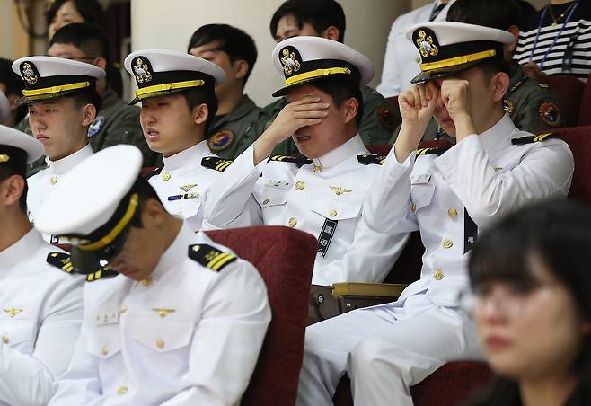 경북 포항시 해군 항공사령부 강당에서 1일 엄수된 ‘해군 P-3CK 917호기 순직자 영결식’에서 해군 장병들이 눈물을 흘리고 있다. 연합뉴스