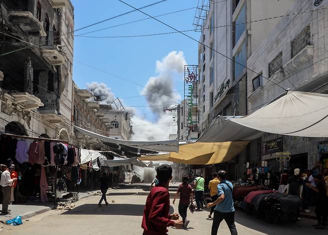 피어오르는 공포 팔레스타인인들이 지난달 31일(현지시간) 가자시티에서 이스라엘이 공습한 이후 연기가 피어오르는 것을 지켜보고 있다. 신화연합뉴스