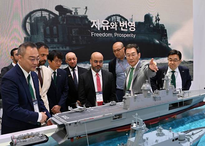 유상철 HJ중공업 대표(오른쪽 두 번째)가 MADEX를 찾은 외국대표단을 대상으로 HJ중공업에서 건조한 함정 모형을 놓고 설명하고 있다. HJ중공업 제공