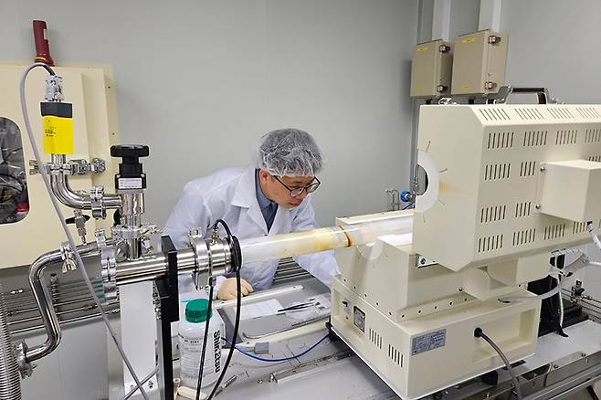 유기화학 기상증착(MOCVD) 장비를 조작하는 한국화학연구원 서동범 박사후연구원. 한국화학연구원