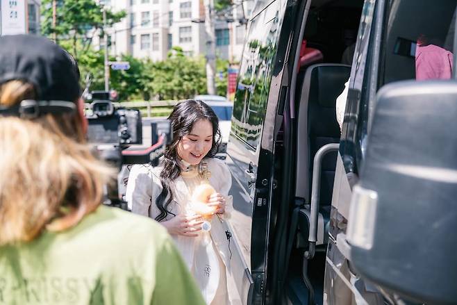 동생 주영씨 결혼식을 위해 21년 만의 첫 외출을 감행한 김 작가가 지난 8월 친구들과 결혼식장에 가기 위해 승합차에 오르고 있다. 김 작가 인스타그램 캡처