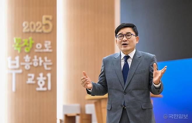 황성준 성인교회 목사가 교회 예배당에서 '목장으로 부흥하는 교회'라고 세운 교회의 비전을 설명하고 있다. 김포=신석현 포토그래퍼