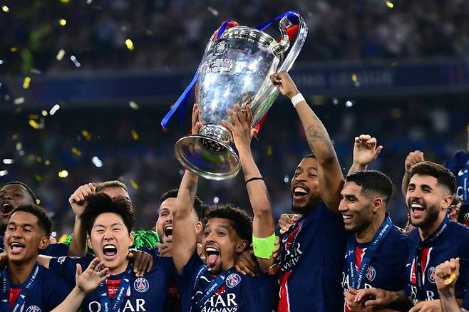 이강인(왼쪽 둘째)이 1일 열린 UEFA 챔피언스리그 시상식에서 파리 생제르맹 팀 동료들과 우승 트로피를 들어올리면서 환호하고 있다. AFP연합뉴스