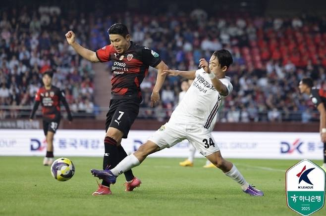 김인성(사진 왼쪽). 사진=한국프로축구연맹