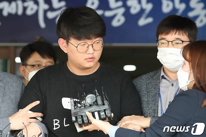 성착취 동영상 공유 텔레그램 대화방 'N번방'을 최초 개설해 운영한 '갓갓' 문형욱이 2020년 5월18일 오후 경북안동경찰서에서 검찰로 송치되고 있다. /사진=뉴스1.