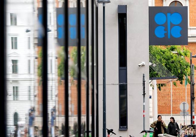 지난달 28일(현지시간) 오스트리아 빈에 위치한 석유수출국기구(OPEC) 본부 건물에 OPEC 로고가 보인다./AFPBBNews=뉴스1