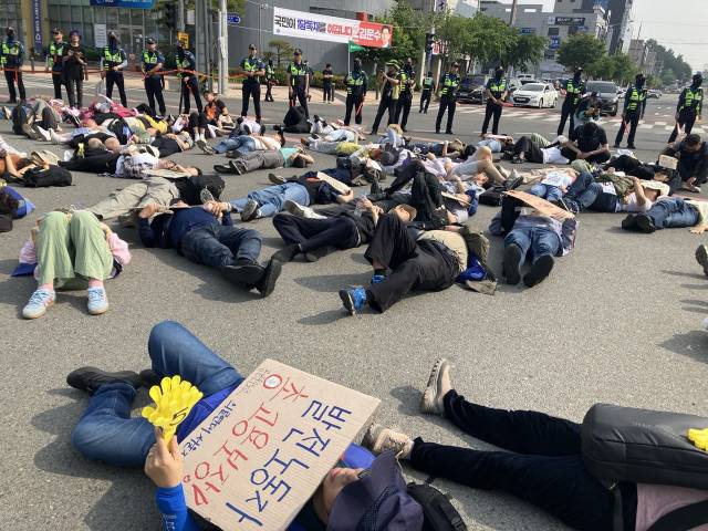 ▲정의로운 전환 2025 공동행동은 31일 오후 충남 태안 버스터미널 앞에서 '정의로운 전환을 위한 노동자·시민 대행진'을 열었다. 참가자들이 집회 후 행진 중 다이인 퍼포먼스를 하는 모습. ⓒ프레시안(손가영)