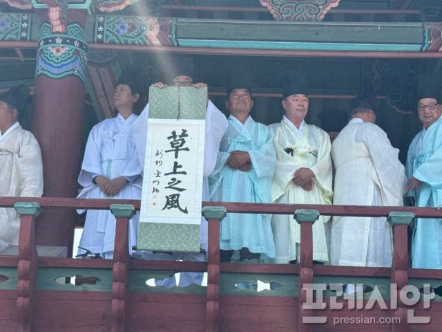 ▲ 안동 유림들은 ‘초상지풍(草上之風)’이라 적힌 휘호를 내걸고 연설을 경청 하고있다. ⓒ 프레시안(김종우)