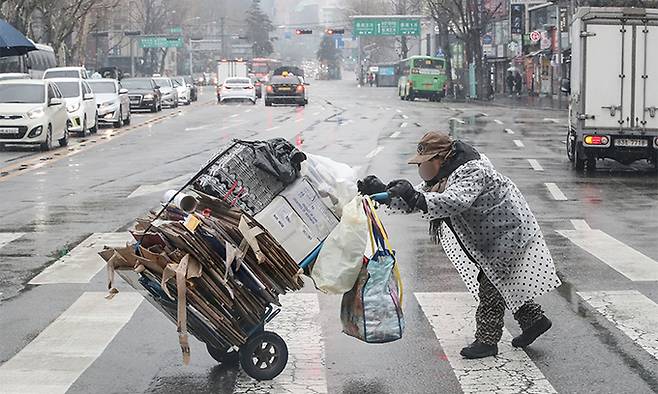 한 어르신이 종로구 낙원상가 앞 건널목을 힘겹게 건너고 있다. 연합뉴스