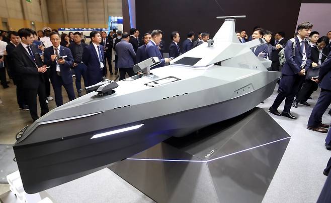 지난달 28일 부산 해운대구 벡스코 제1전시장에서 열린 2025 국제해양방위산업전(MADEX)에서 참가자들이 LIG넥스원 부스를 찾아 미래 무인수상정 콘셉트 모델 해검-X를 살펴보고 있다. 부산=뉴스1