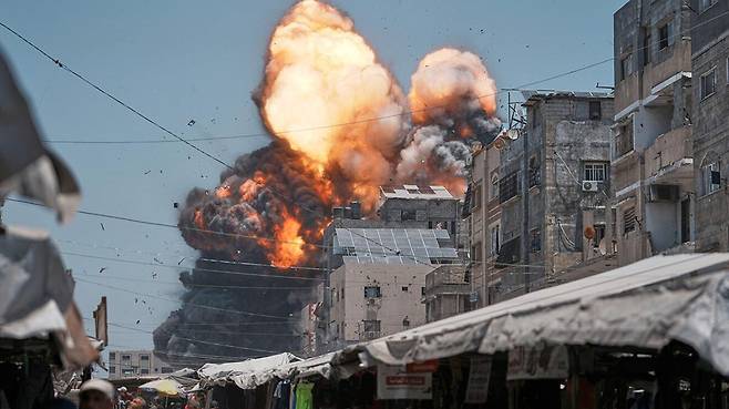 가자시티에서 이스라엘 공습으로 짙은 연기와 화염이 분출되고 있다. AP연합뉴스