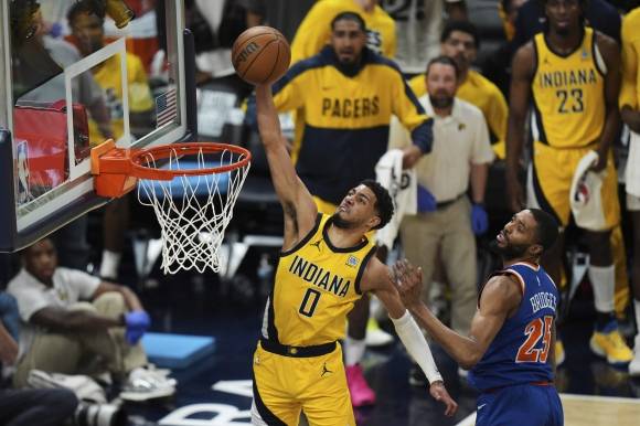 인디애나 페이서스 타이리스 할리버튼이 1일(한국시간) 미국 인디애나주 인디애나폴리스의 게인브리지 필드하우스에서 열린 2024~25 미국프로농구(NBA) 동부 콘퍼런스 결승 6차전 뉴욕 닉스와의 홈 경기에서 슛하고 있다. AP 연합뉴스