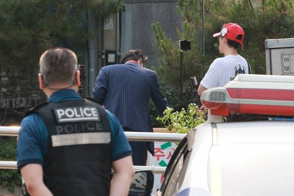 21대 대통령 선거 사전투표 둘째날인 30일 서울 서대문구 옛 신촌동주민센터에 마련된 신촌동사전투표소에서 부정선거를 주장하는 시민들이 스마트폰으로 영상을 촬영하고 있다. 전날 이 투표소에서 투표용지가 외부로 반출되는 일이 발생해 중앙선거관리위원회가 관리부실 책임을 인정하며 대국민 사과문을 발표한 바 있다. 2025.5.30 연합뉴스