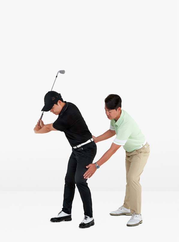 로브 샷에선 체중을 왼쪽에 실어야 하며 클럽 페이스가 자신의 뺨을 바라보도록 가파르게 올려준다.