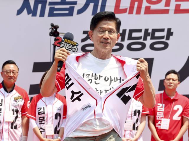 김문수 국민의힘 대선 후보가 1일 서울 강남구 삼성역 코엑스에서 열린 유세에서 선거운동복을 풀어헤치며 방탄복이 없음을 보여주고 있다. 성형주 기자