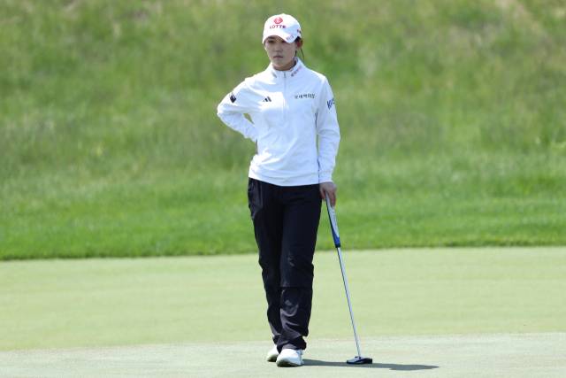 퍼팅을 앞두고 그린을 파악하고 있는 황유민. 사진 제공=AFP연합뉴스