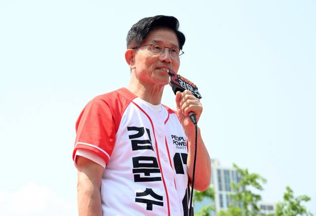 김문수 국민의힘 대선후보가 1일 경기도 남양주시 다산역 2번출구 앞에서 선거유세를 하고 있다. 남양주=성형주 기자