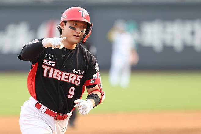 KIA 윤도현이 1일 수원KT위즈파크에서 열린 KT와 원정경기 1회초 좌월 솔로포를 터트린 뒤 3루 덕아웃을 향해 손짓하고 있다. 사진제공|KIA 타이거즈