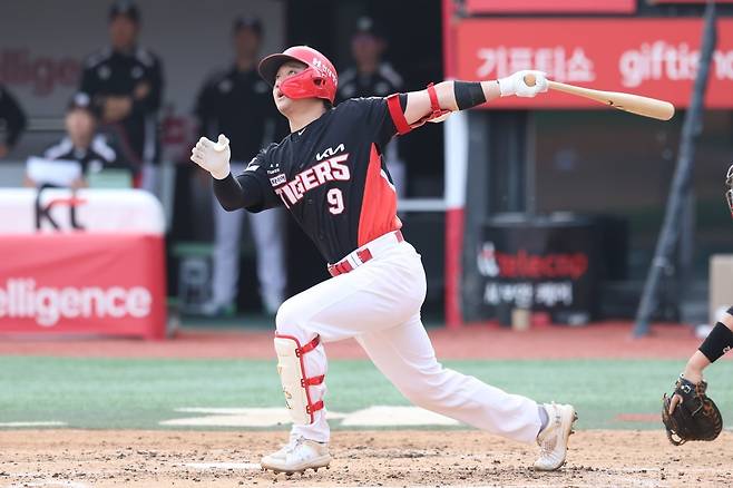 KIA 윤도현이 1일 수원KT위즈파크에서 열린 KT와 원정경기 2회초 결승 좌월 솔로포를 치고 있다. 사진제공|KIA 타이거즈