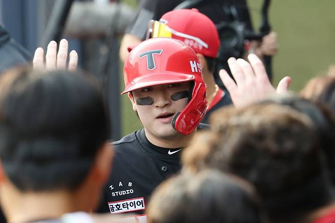 KIA 윤도현이 1일 수원KT위즈파크에서 열린 KT와 원정경기 2회초 결승 좌월 솔로포를 터트린 뒤 덕아웃에서 동료들의 환영을 받고 있다. 사진제공|KIA 타이거즈