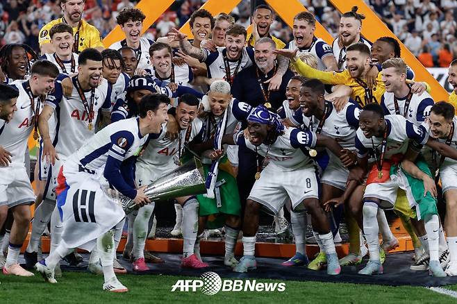 토트넘 주장 손흥민이 지난달 22일 스페인 빌바오에서 열린 2024~2025 유럽축구연맹(UEFA) 유로파리그 우승 직후 트로피 세리머니를 하고 있다. /AFPBBNews=뉴스1