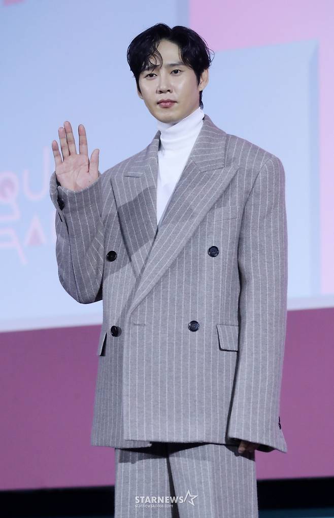 배우 박성훈이 9일 오전 서울 중구 동대문디자인플라자에서 진행된 넷플릭스 시리즈 '오징어 게임 시즌2' 제작발표회에 참석해 포즈를 취하고 있다. '오징어 게임 시즌2'는 복수를 다짐하고 다시 돌아와 게임에 참가하는 '기훈'(이정재)과 그를 맞이하는 '프론트맨'(이병헌)의 치열한 대결, 그리고 다시 시작되는 진짜 게임을 담은 이야기다. 오는 26일 공개. 2024.12.9 /사진=김창현 chmt@