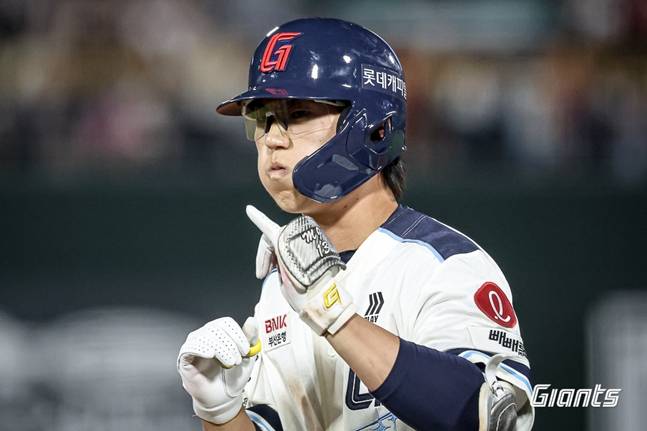 안타를 때려내고 세리머니를 하고 있는 전민재. /사진=롯데 자이언츠