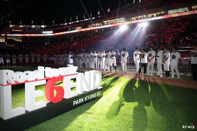 KT 선수단이 1일 수원 KIA전 종료 후 열린 박경수 은퇴식에서 도열해 박경수와 하이파이브를 하고 있다. /사진=KT 위즈 제공