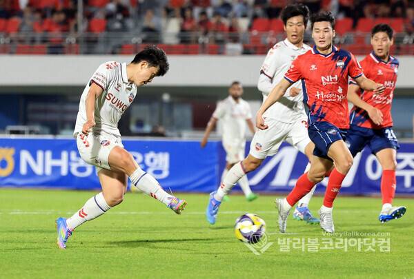 수원FC 정승배가 후반전 동점골을 성공시키는 모습.