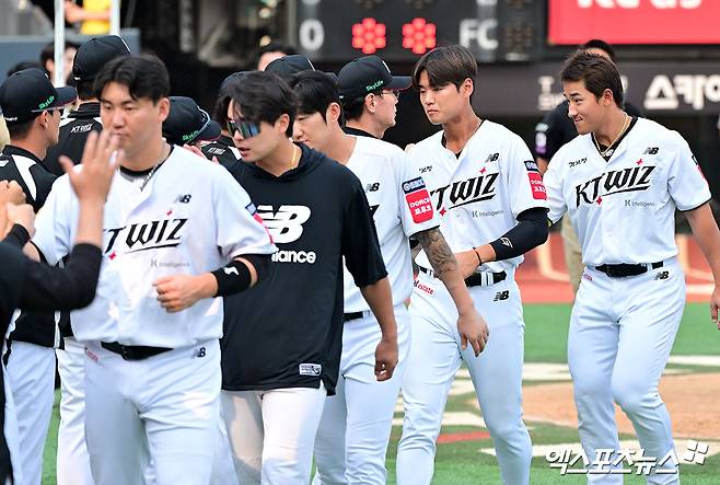 31일 오후 수원KT위즈파크에서 열린 '2025 신한 SOL Bank KBO리그' KIA 타이거즈와 KT 위즈의 경기, KT가 8회 허경민의 결승타에 힘입어 KIA에 5:1로 승리했다. 이날 경기에서 승리한 KT 이강철 감독이 선수들과 함께 하이파이브를 하고 있다. 수원, 김한준 기자