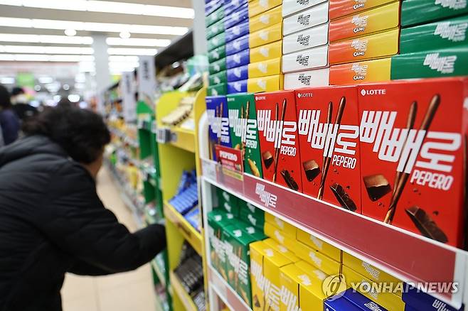 빼빼로 2000원 시대 (서울=연합뉴스) 윤동진 기자 = 초코 빼빼로(54g) 가격이 1800원에서 2000원으로 올랐다.
롯데웰푸드는 17일 초코 빼빼로 등 건·빙과 제품 26종의 가격을 평균 9.5% 인상한다고 지난 6일 밝혔다. 사진은 이날 한 대형마트에 진열된 빼빼로. 2025.2.17 mon@yna.co.kr