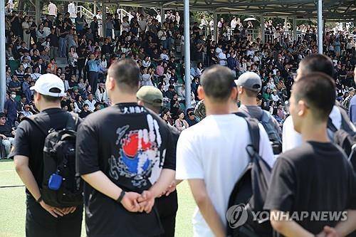 이젠 병사도 점수 못 따면 진급 못한다 (논산=연합뉴스) 이주형 기자 = 26일 충남 논산시 육군훈련소로 입영하는 장병 가족들이 병무청 '현역 입영문화제(청춘 예찬 콘서트)'를 관람 후 입대하는 아들을 배웅하고 있다. 2025.5.26